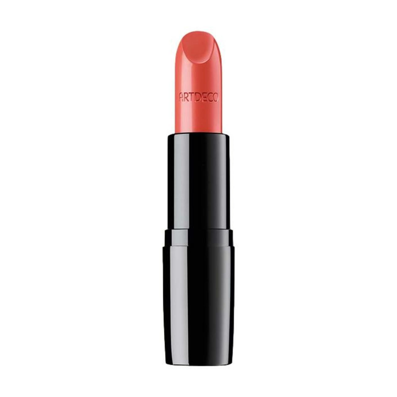 Un rouge à lèvres corail avec un manche noir. La marque ARTDECO est visible sur le rouge à lèvres.