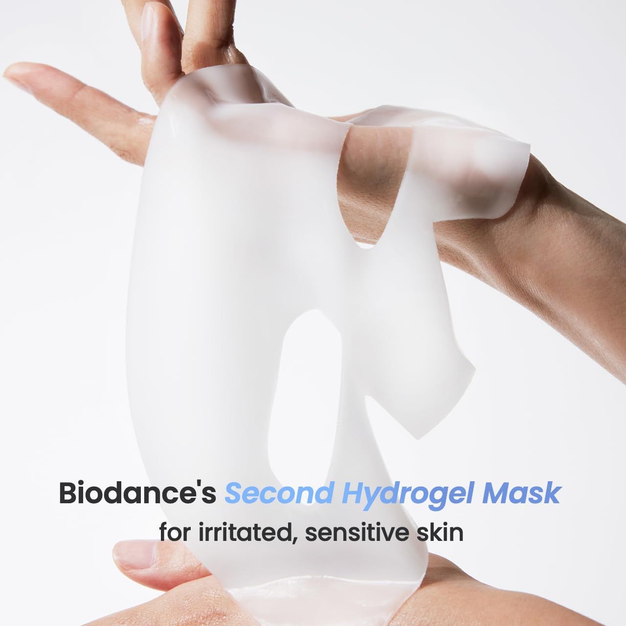 Mains tenant un masque facial transparent. Texte : Biodance's Second Hydrogel Mask for irritated, sensitive skin.