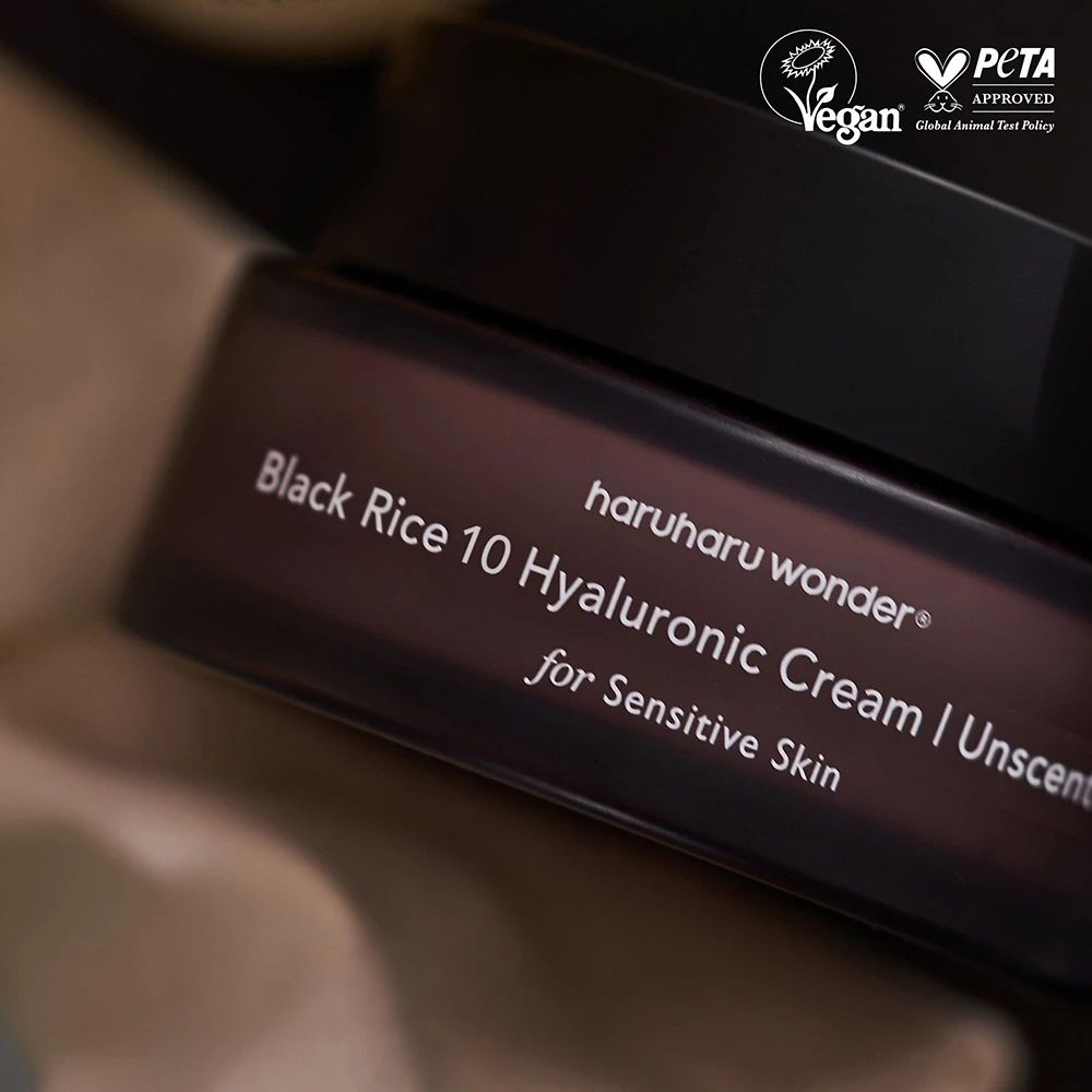 Crèmepot met zwarte deksel. Opschrift: haruharu wonder Black Rice 10 Hyaluronic Cream Unscented for Sensitive Skin. Vegan logo.