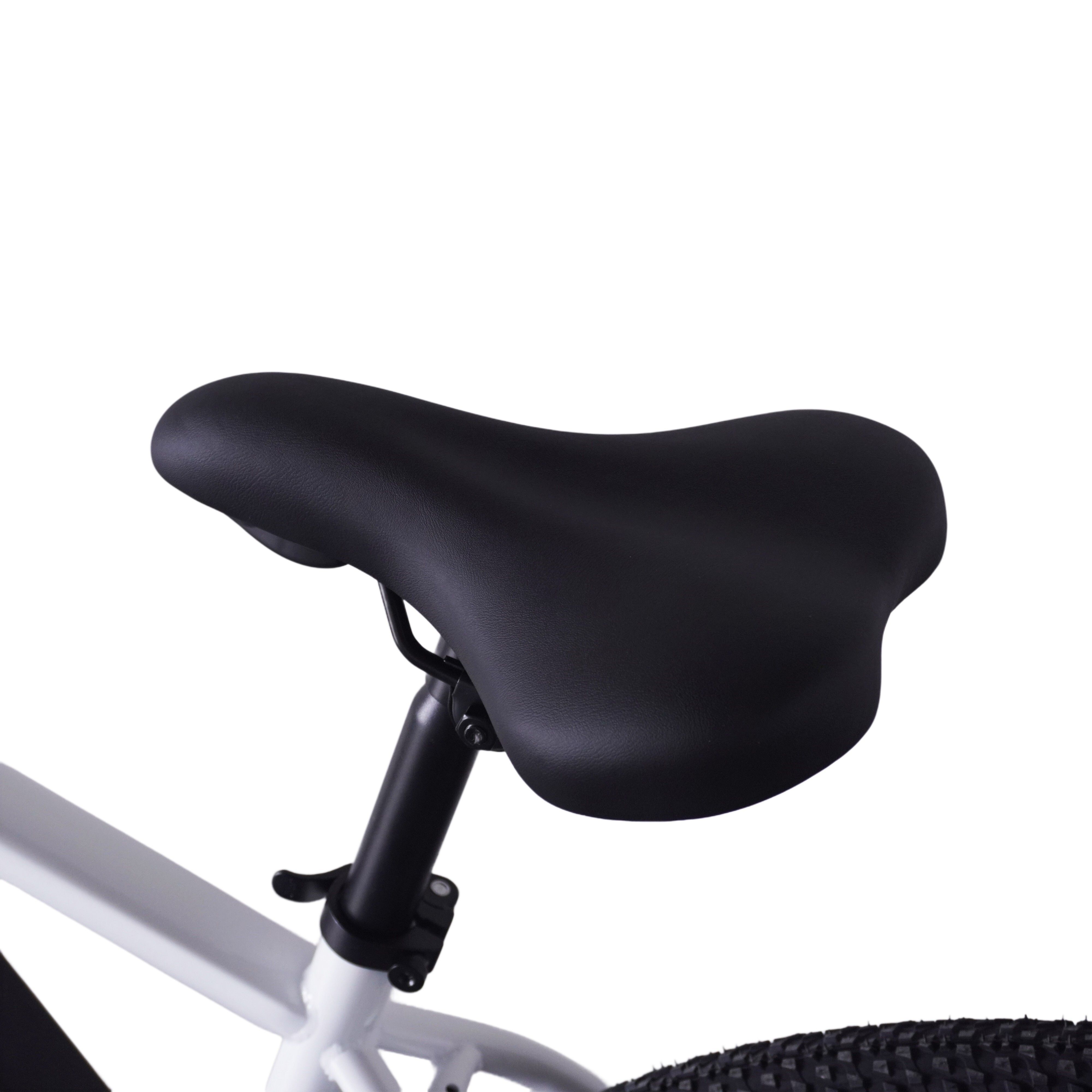 Selle de vélo noire sur cadre blanc. Selle rembourrée et de forme ergonomique.