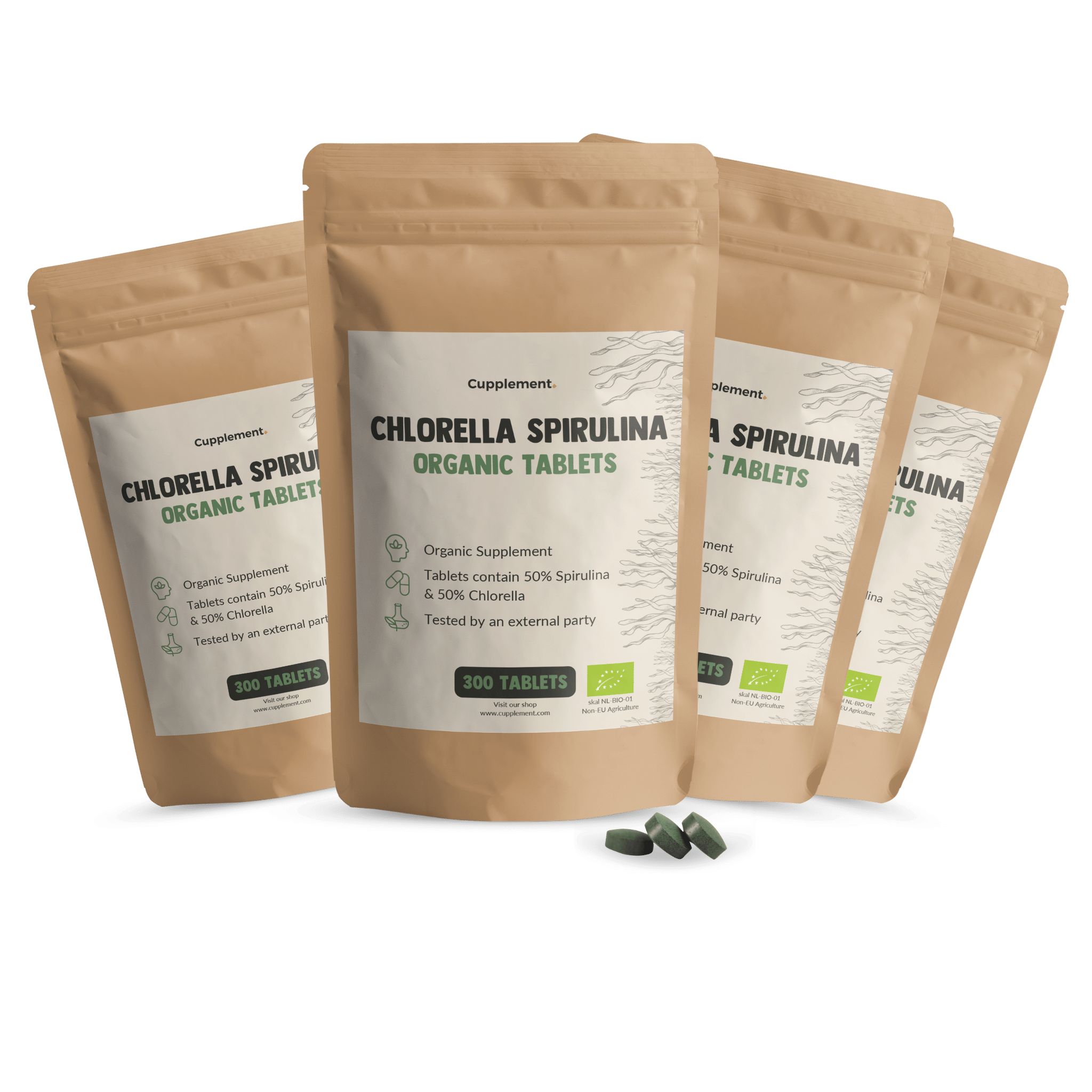 Quatre sachets de comprimés Cupplement Spirulina Chlorella. Emballage brun avec étiquette blanche. Comprimés verts devant.