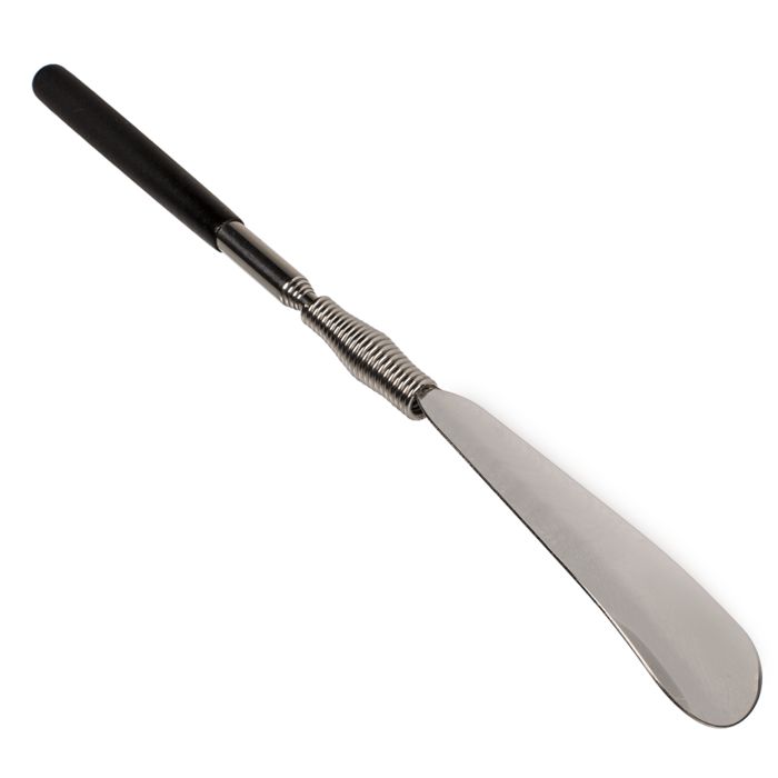 Chausse-pied extensible avec manche noir, tige et cuillère argentées. En métal.