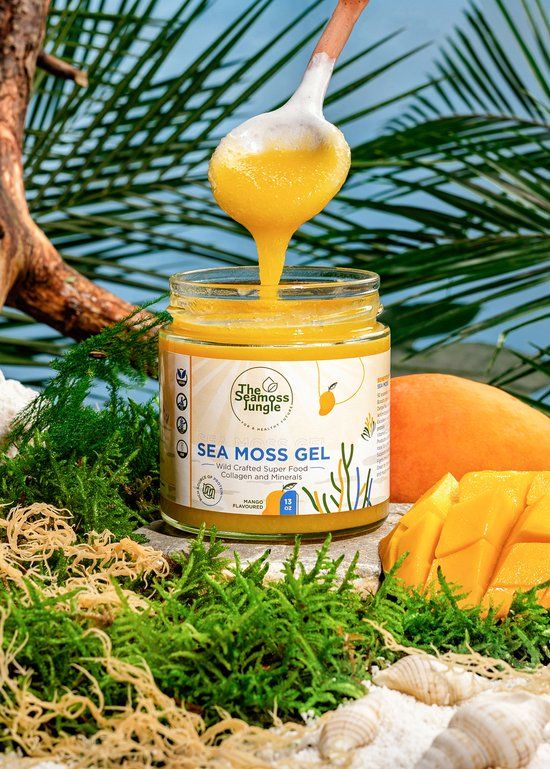 Potje geel gel, waaruit gel met een lepel wordt gehaald. Opschrift: Sea Moss Gel, Mango Flavour. Logo: The Seamoss Jungle.