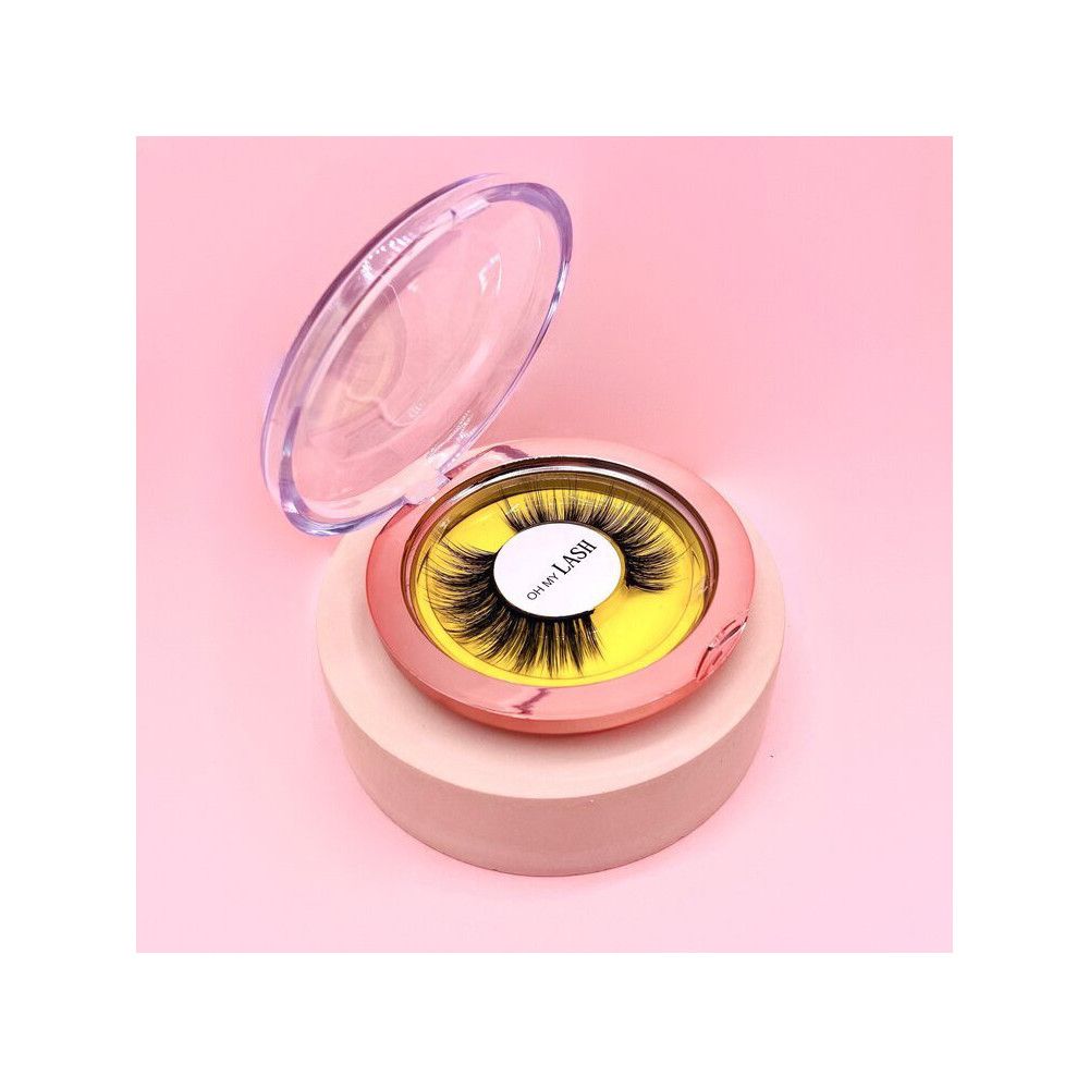 Faux cils dans un emballage rose rond avec couvercle transparent. Autocollant "Oh My LASH".