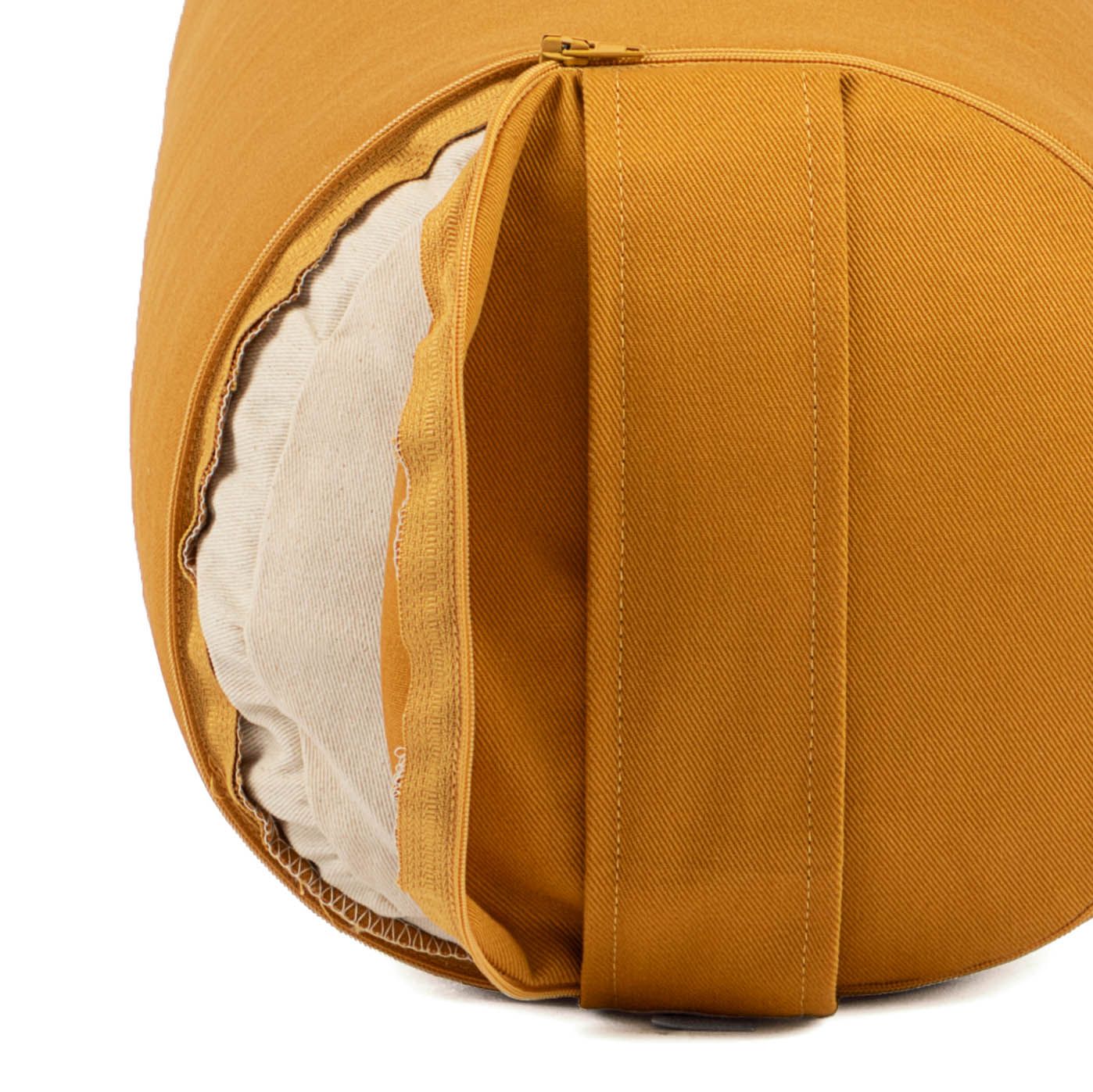 Yoga-bolster, geel, cilindrisch. Rits toont kapok vulling. Stoffen hoes.
