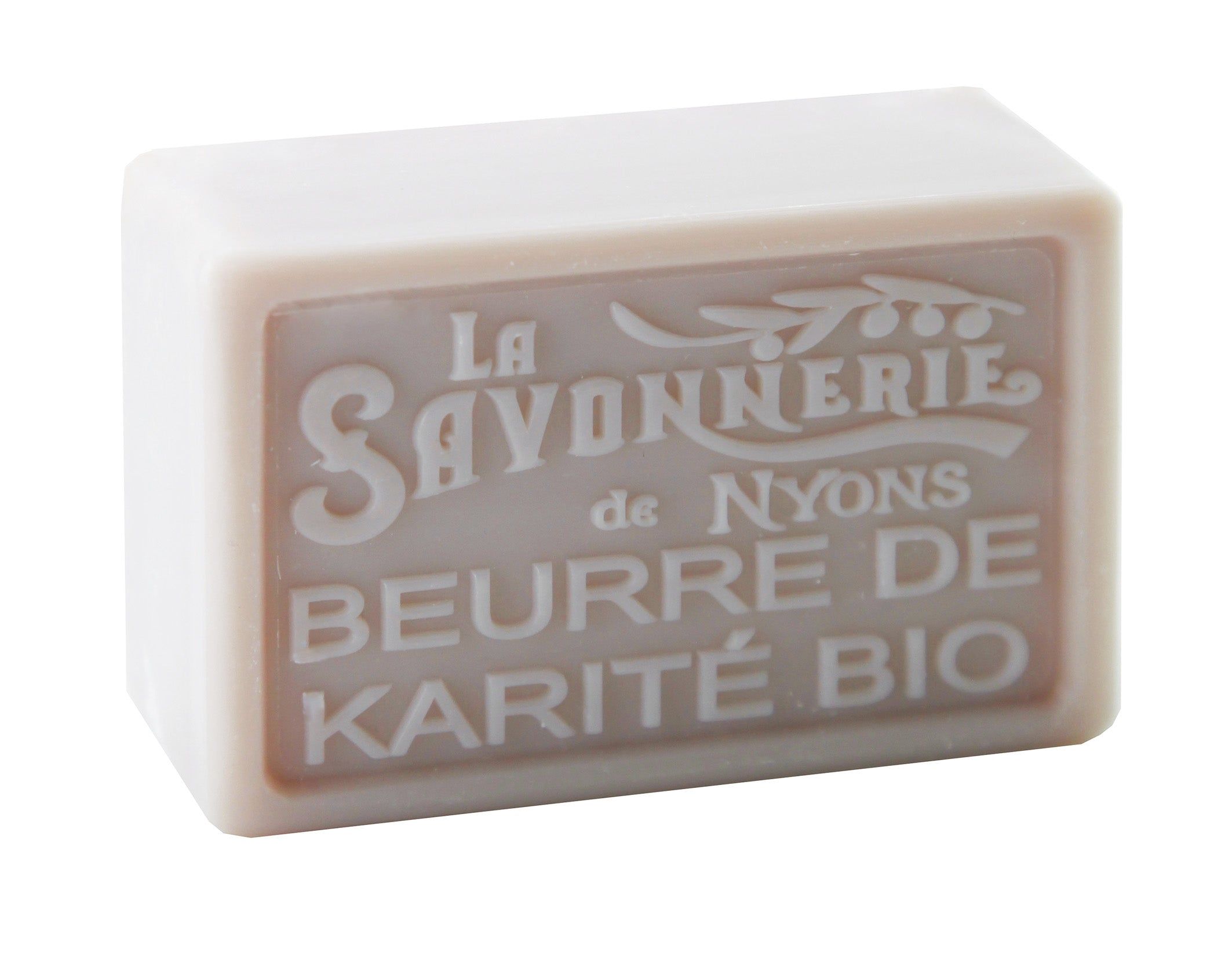 Rechthoekige zeep met reliëf tekst. Opschrift: La Savonnerie de Nyons, Beurre de Karité Bio.