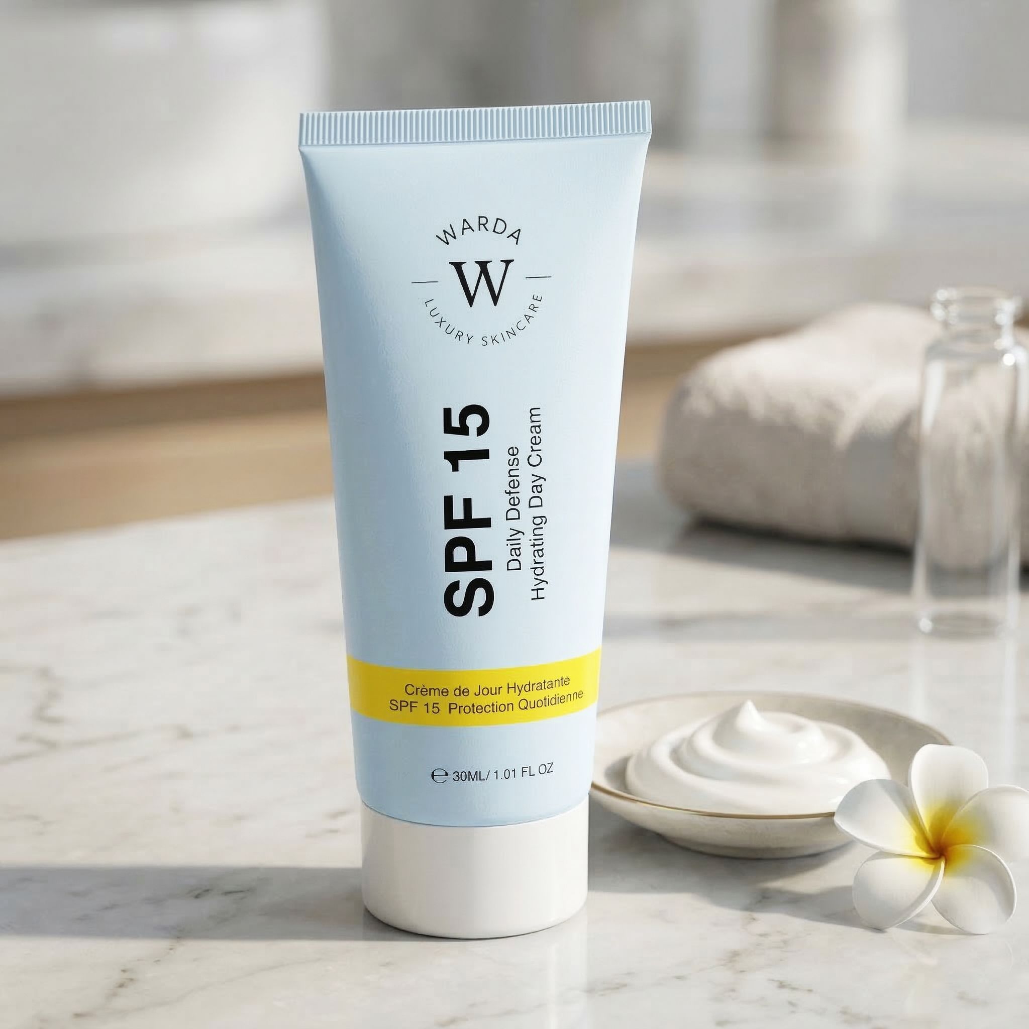 Lichtblauwe tube met productinfo. Opschrift: Warda, SPF 15, Daily Defense, Hydrating Day Cream. Gele strook.