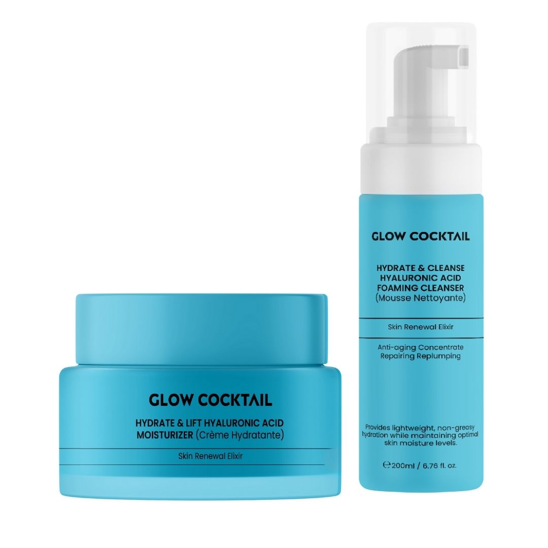 Twee blauwe cosmeticaverpakkingen. Links: crèmetiegel met opschrift Glow Cocktail. Rechts: fles met pomp, opschrift Glow Cocktail.