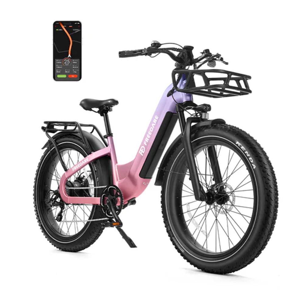 Elektrische fiets met voorste mand. Lila-roze frame, zwarte banden met Kenda-logo. Smartphone met app-weergave.