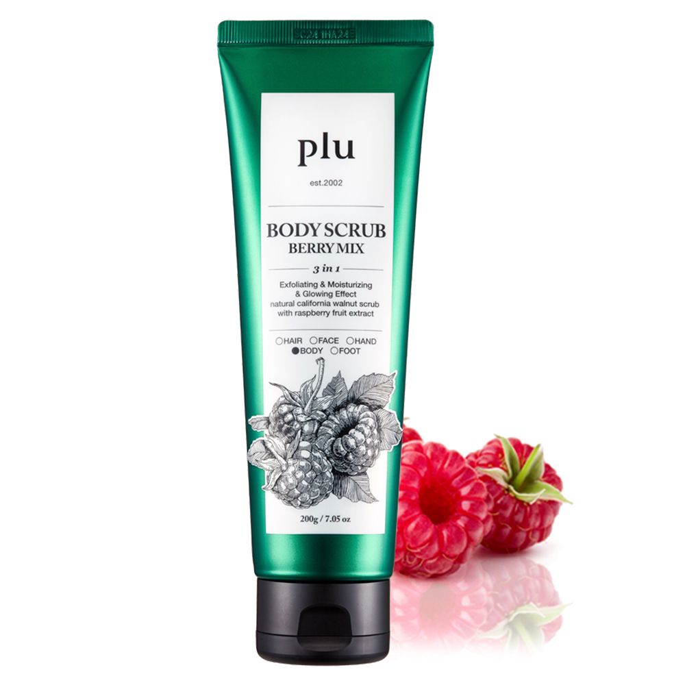 Tube verte avec bouchon noir. Inscription: PLU Berry Mix Body Scrub. Illustration de framboises. À côté, des framboises fraîches.