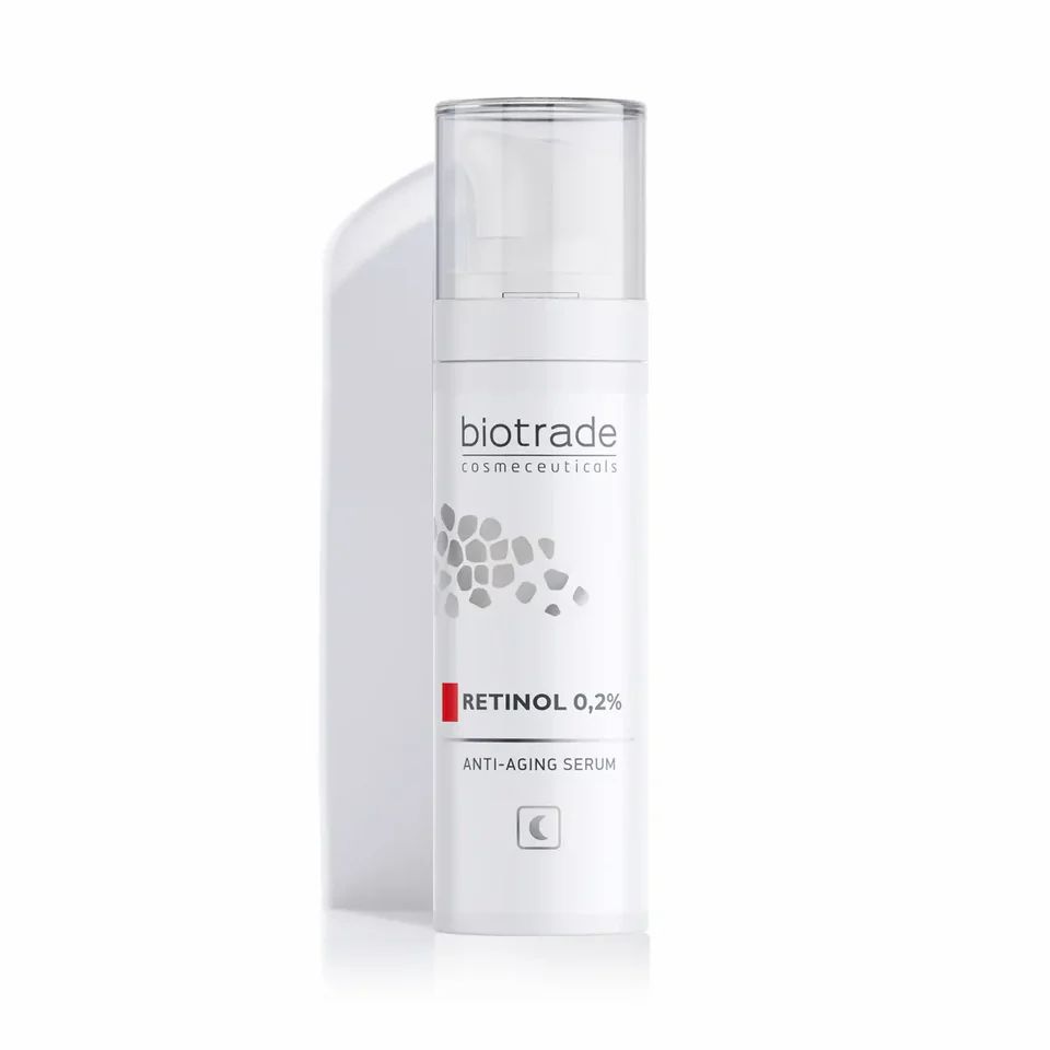 Sérum blanc avec pompe et bouchon transparent. Inscription: Biotrade, Retinol 0,2%, Anti-Aging Serum.