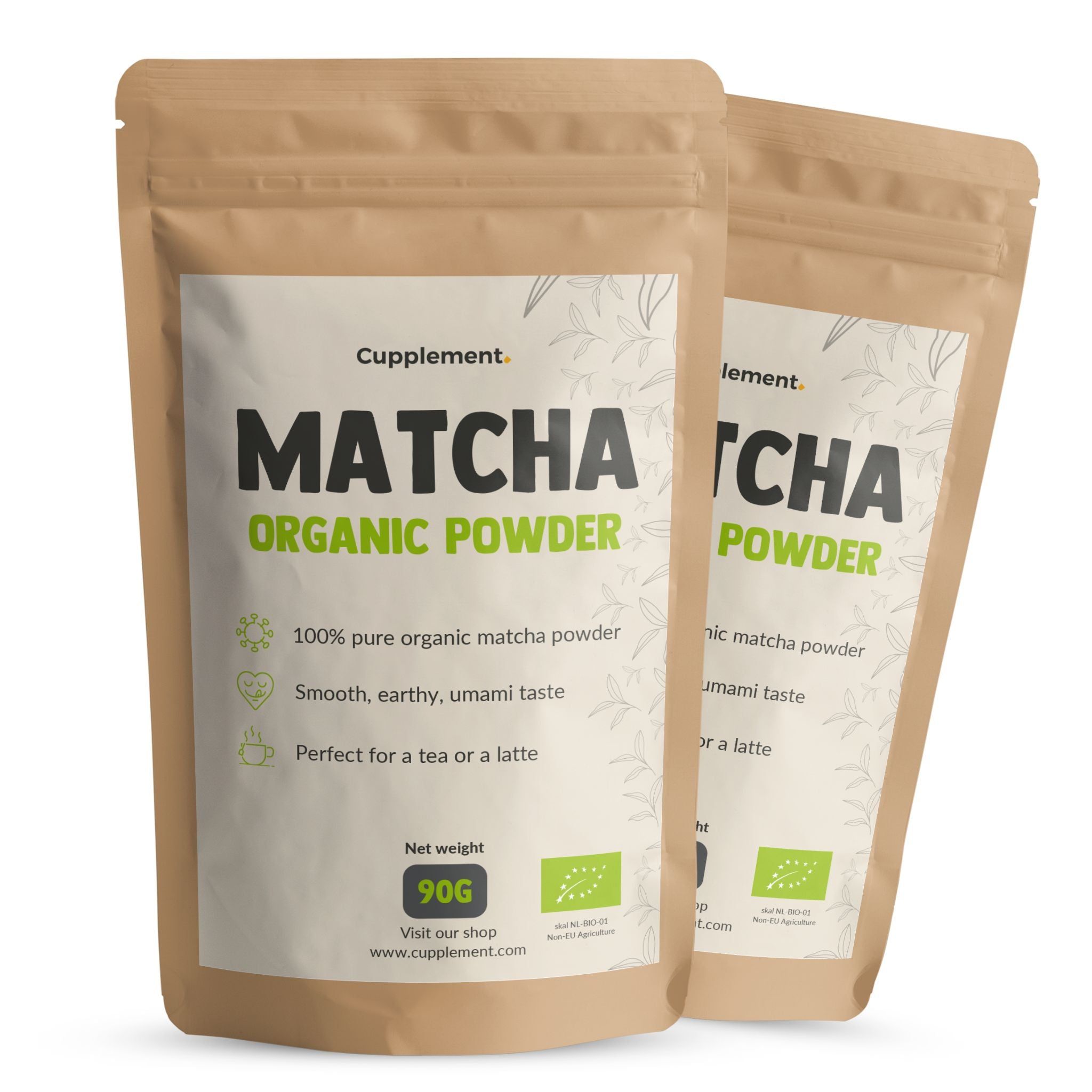 Twee zakjes matcha poeder. Opschrift: Matcha Organic Powder. 90g. Bio-keurmerk. Bruine verpakking.