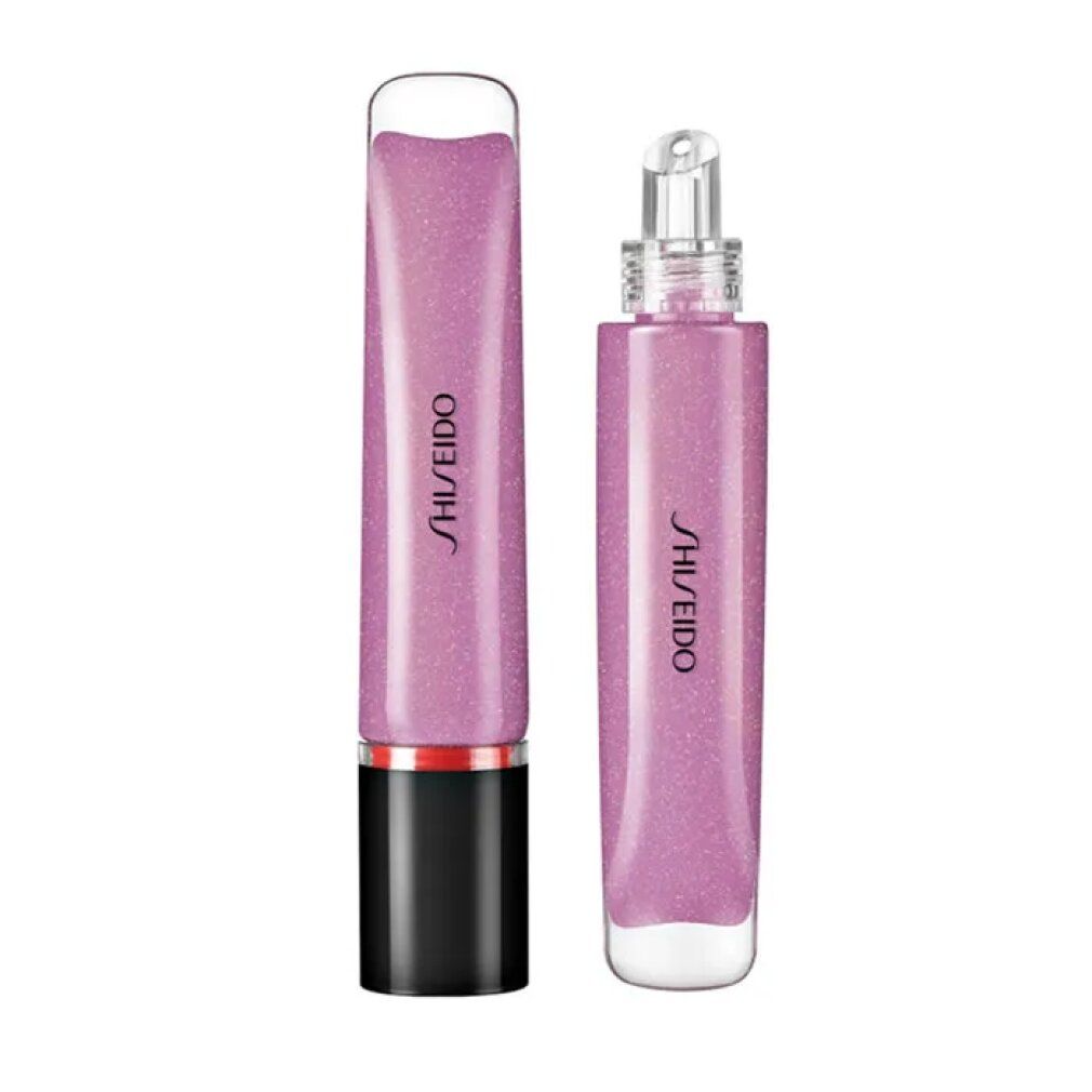 Twee lila lipgloss tubes. Eén met zwarte dop en rode ring, de andere met transparante applicator. Beide met Shiseido logo.