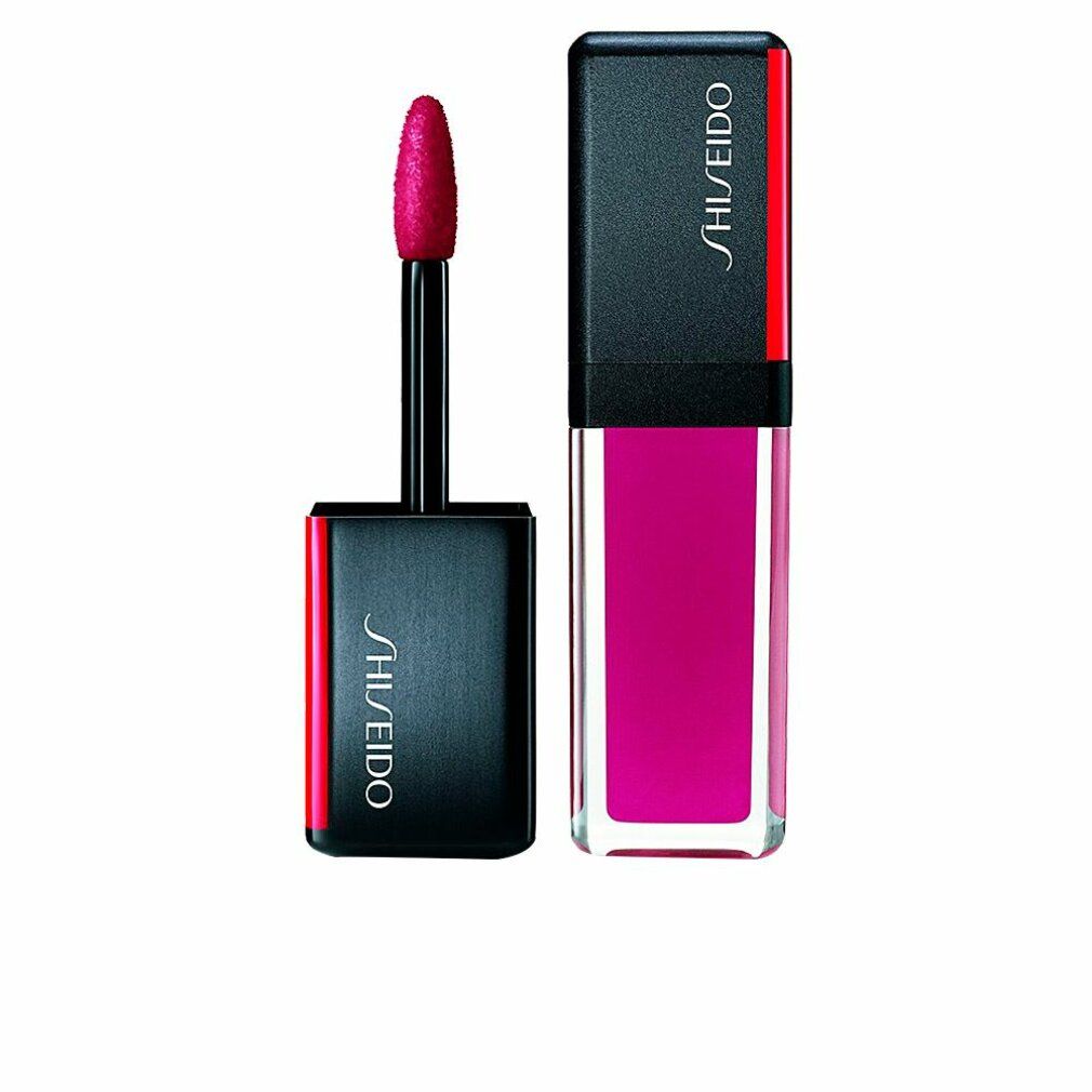 Lipstick met applicator. Zwarte dop met rode accenten en Shiseido-logo. Roze kleur in transparante houder.