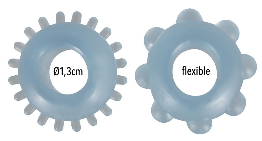 Twee blauwe penisringen. Eén met punten, de andere met ronde uitstulpingen. "Ø1,3cm" en "flexible" zijn zichtbaar.