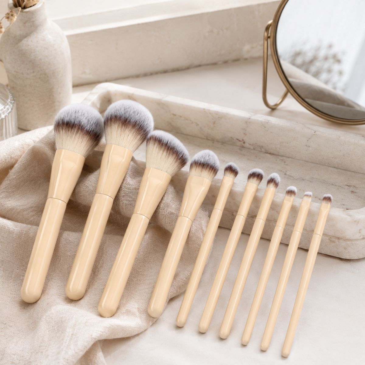 Tien make-upkwasten met houten handvatten en bruin-witte haren.