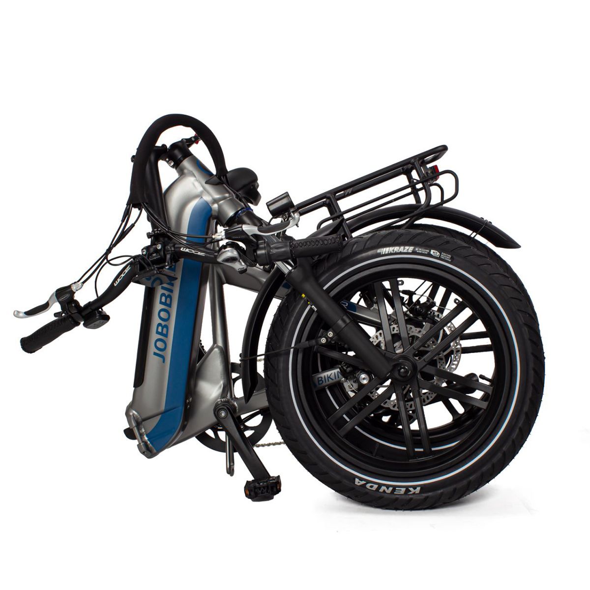 Opgevouwen elektrische fiets. Zilveren frame met blauwe accenten. Zwarte banden, bagagerek en opgevouwen pedalen. Witte achtergrond.