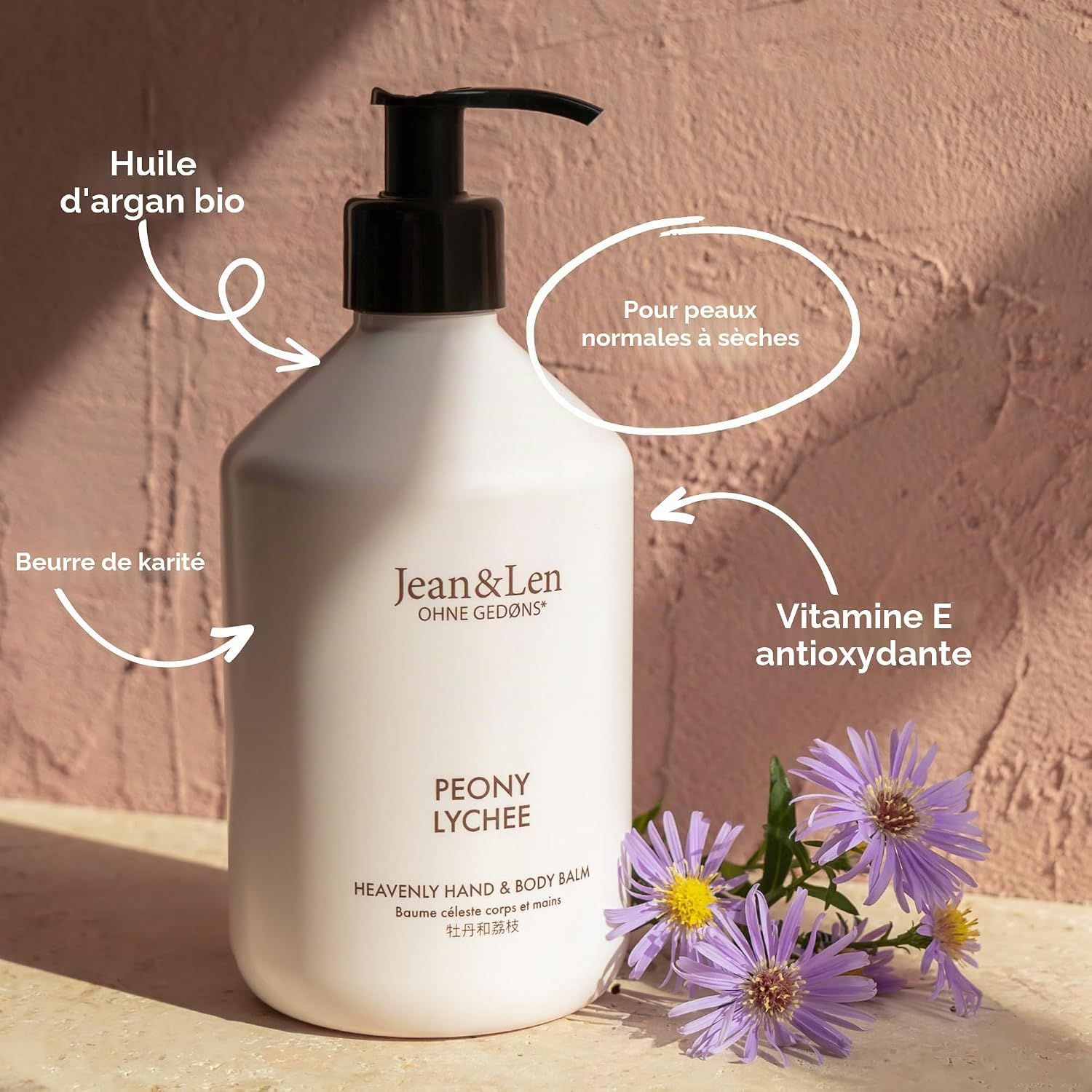 Flacon pompe blanc contenant le baume mains et corps Jean & Len Peony Lychee. Contient de l'huile d'argan bio, du beurre de karité et de la vitamine E.