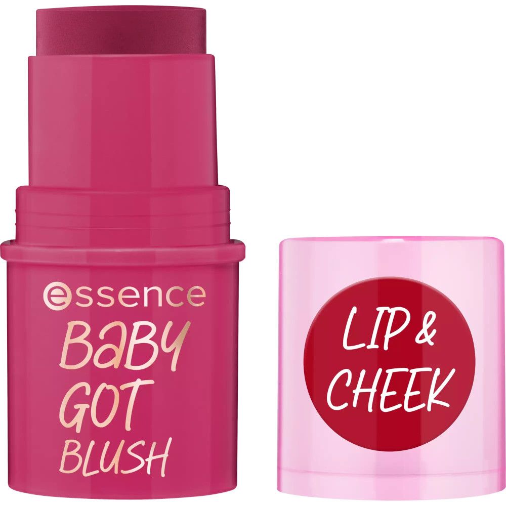 Roze blush stick met dop. Opschrift: Essence Baby Got Blush. Dop met rode cirkel en opschrift: Lip & Cheek.