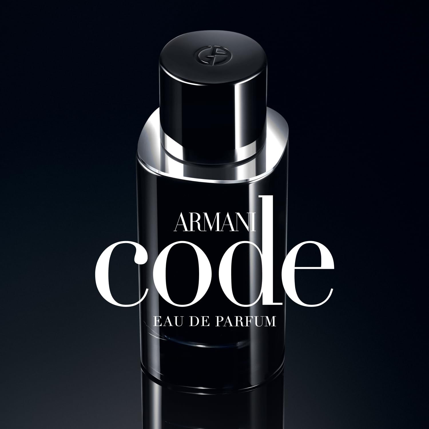 Zwarte fles met zilveren rand en zwarte dop. Opschrift: ARMANI CODE EAU DE PARFUM.