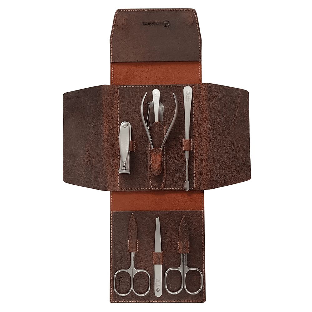 Étui en cuir marron ouvert avec outils de manucure : ciseaux, lime, pince à épiler, coupe-ongles, cure-ongles.