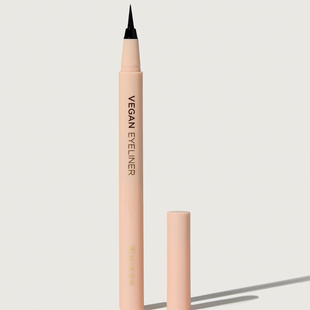 Beige eyeliner-pen met zwarte punt en verwijderde dop. Opschrift: Vegan Eyeliner.