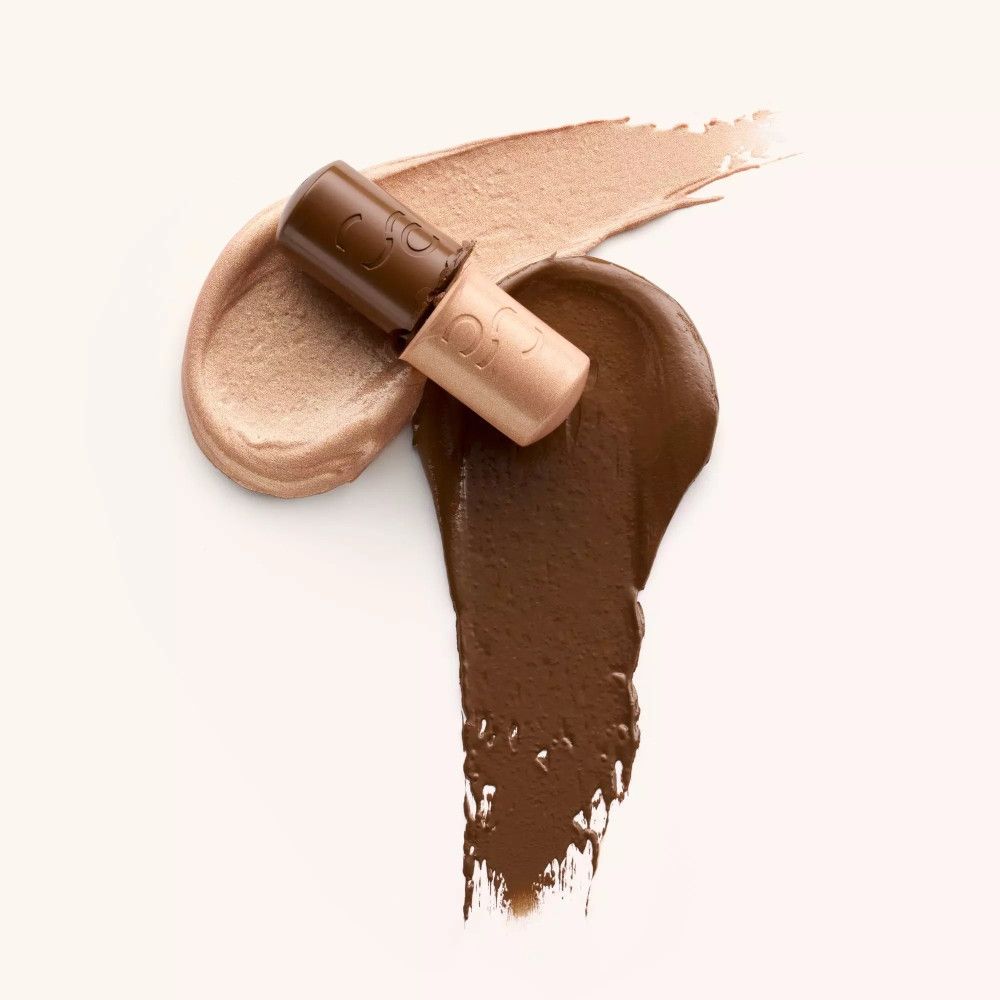 Productswatches. Beige en bruine tinten. De stick ligt op de swatches.