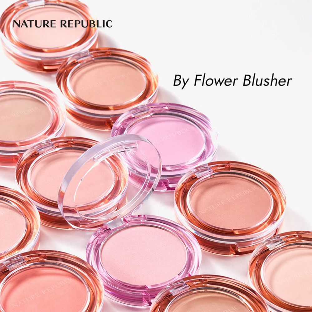 Plusieurs NATURE REPUBLIC By Flower Blusher. Récipients ronds et transparents avec contenu rose. Nom du produit et marque visibles.