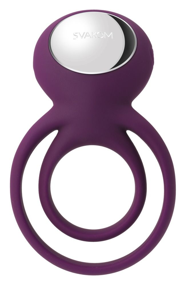 Paarse penisring met twee ringen en stimulator. Bovenkant met zilverkleurige knop. SVAKOM-logo. Op witte achtergrond.