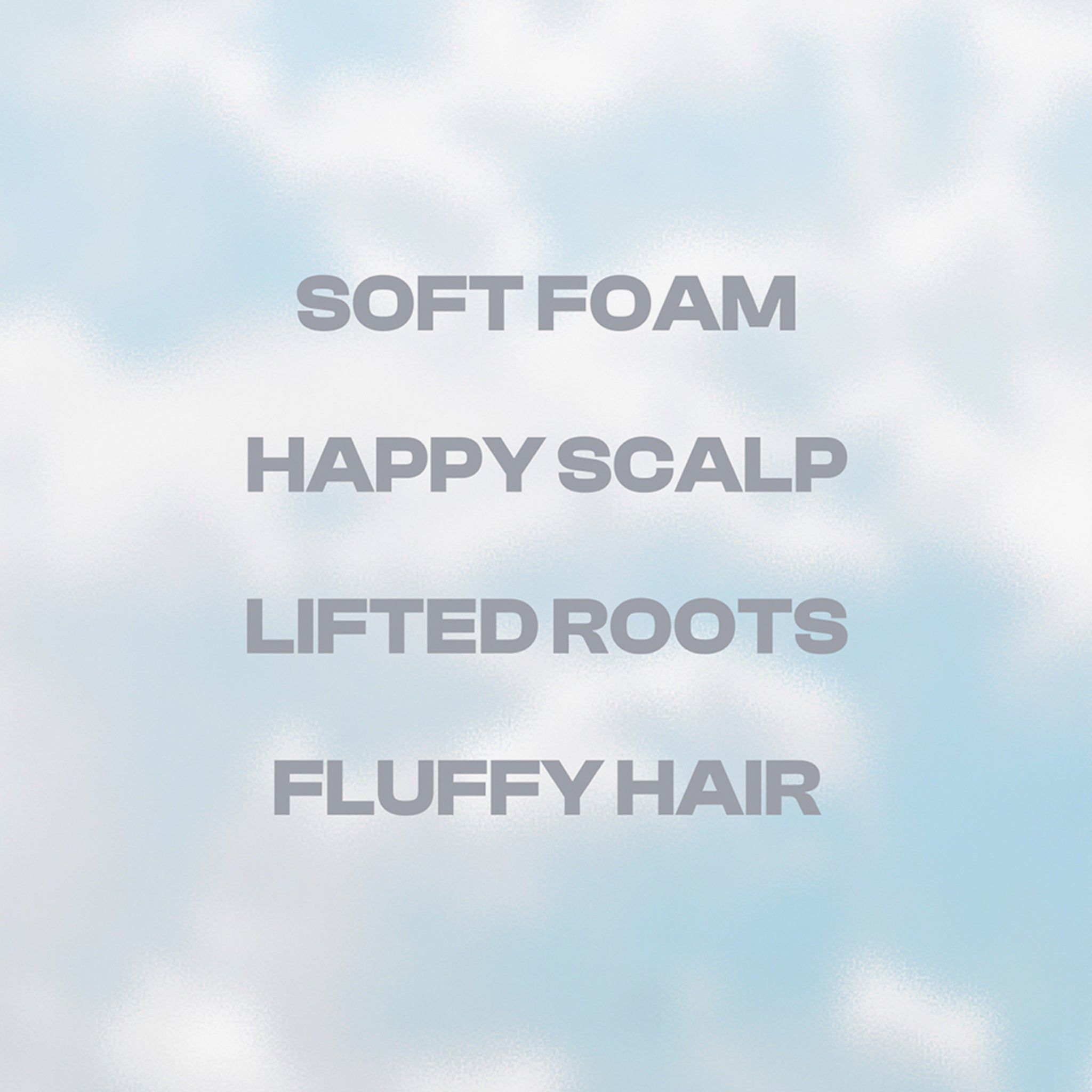 Tekst op blauwe achtergrond: SOFT FOAM, HAPPY SCALP, LIFTED ROOTS, FLUFFY HAIR.