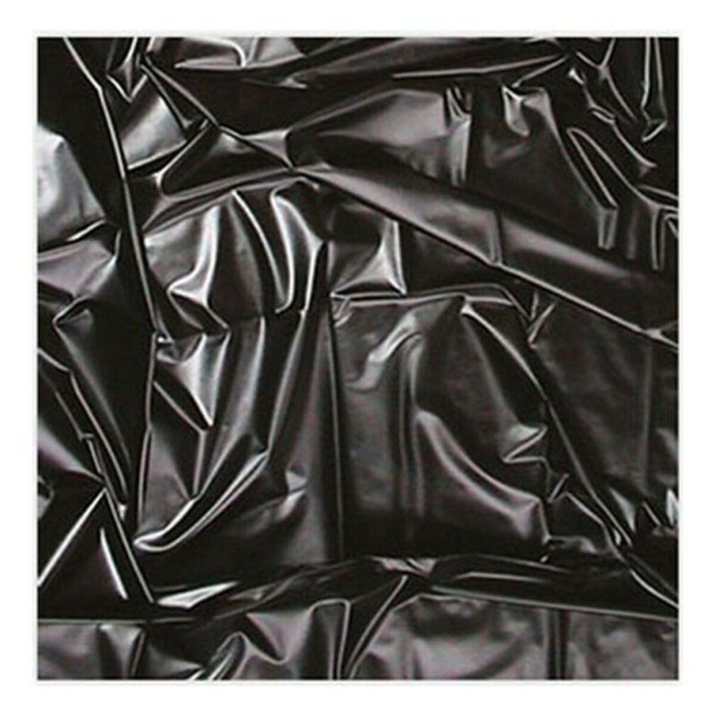 Drap de sexe noir brillant. Plis et reflets sur la surface. Forme carrée.