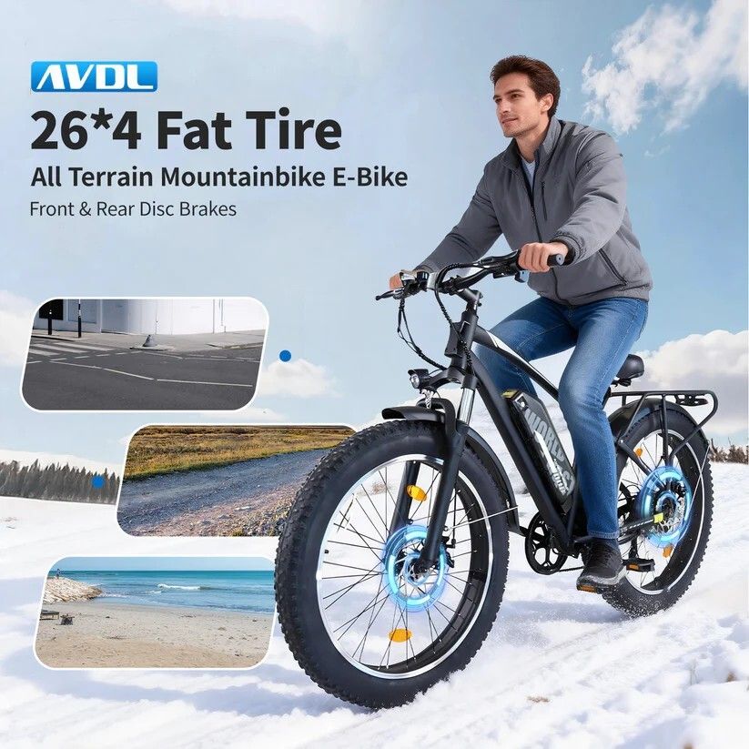 Man fietst op e-bike. Tekst: 26*4 Fat Tire, All Terrain Mountainbike E-Bike, Front & Rear Disc Brakes. Scènes: weg, strand.