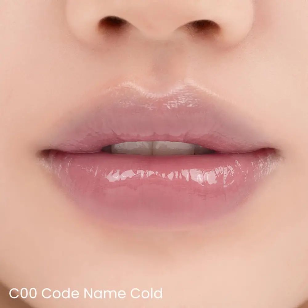 Close-up van lippen met glanzende lipgloss. Tekst: 'C00 Code Name Cold' onderaan.