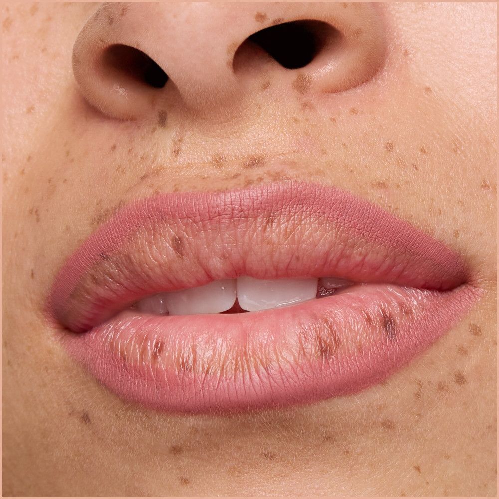 Close-up van lippen met lippenstift. Huid met sproeten.