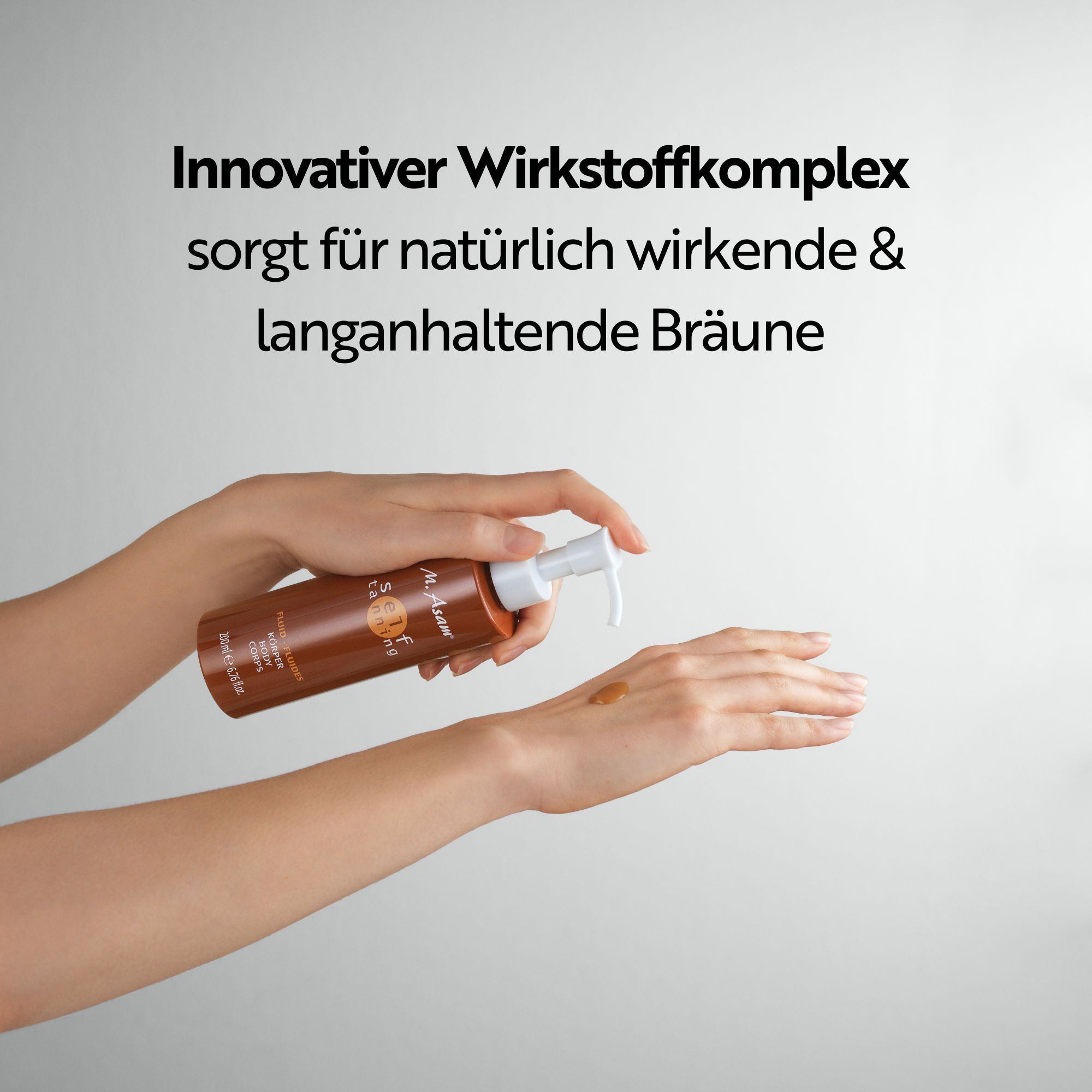 Flacon en main. Texte: Complexe d'ingrédients innovant pour un bronzage naturel et durable.