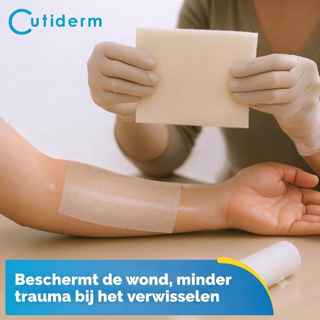 Persoon met handschoenen houdt rechthoekig wondverband vast. Een ander verband is op een onderarm aangebracht.