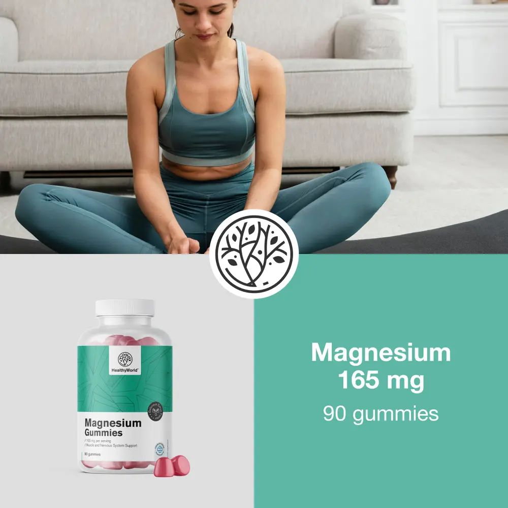 Vrouw zit op de grond. Naast, fles Magnesium Gummies. Tekst: Magnesium 165 mg, 90 gummies.