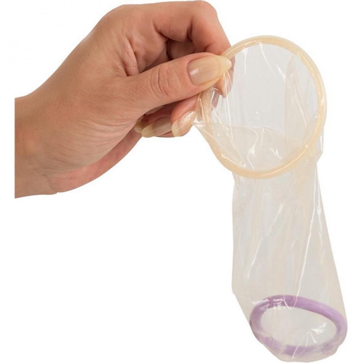 Hand houdt een Ormelle latex vrouwelijk condoom met paarse ring vast.
