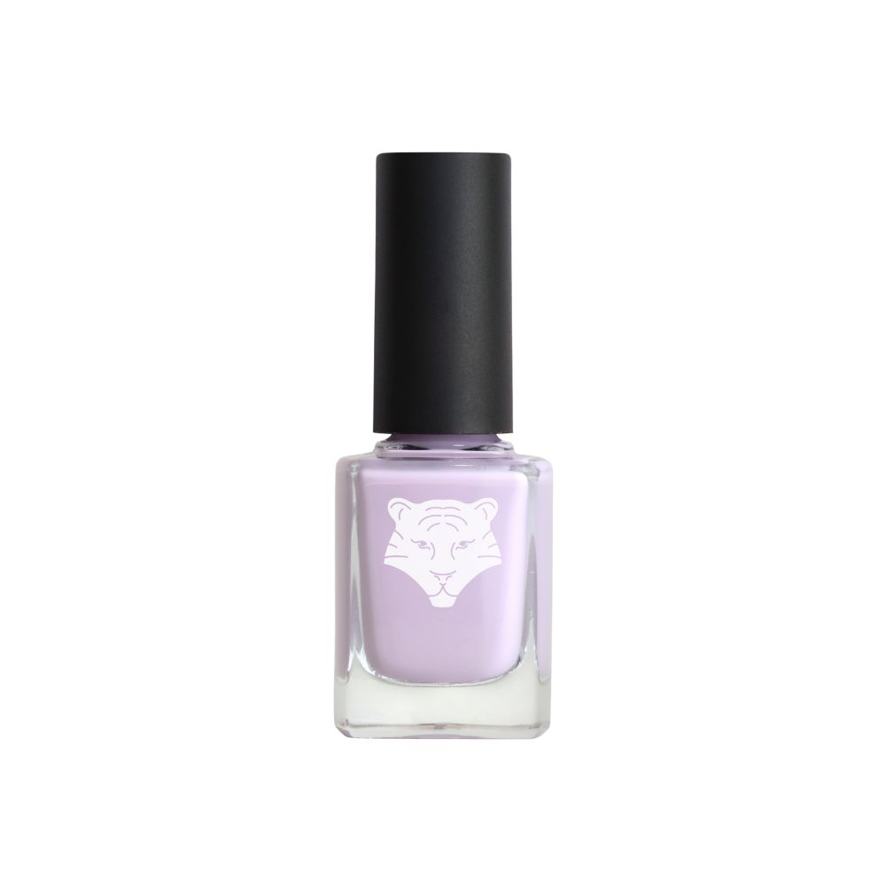 Flesje lichtpaarse nagellak met zwarte dop. Wit tijgerlogo op de voorkant. Transparante glazen fles.
