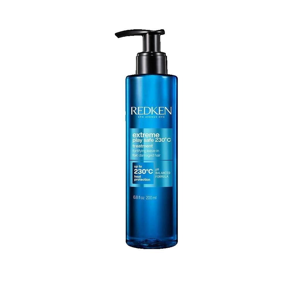 Blauwe transparante fles met zwarte pomp. Opschrift: Redken, Extreme Play Safe, 230°C hittebescherming.