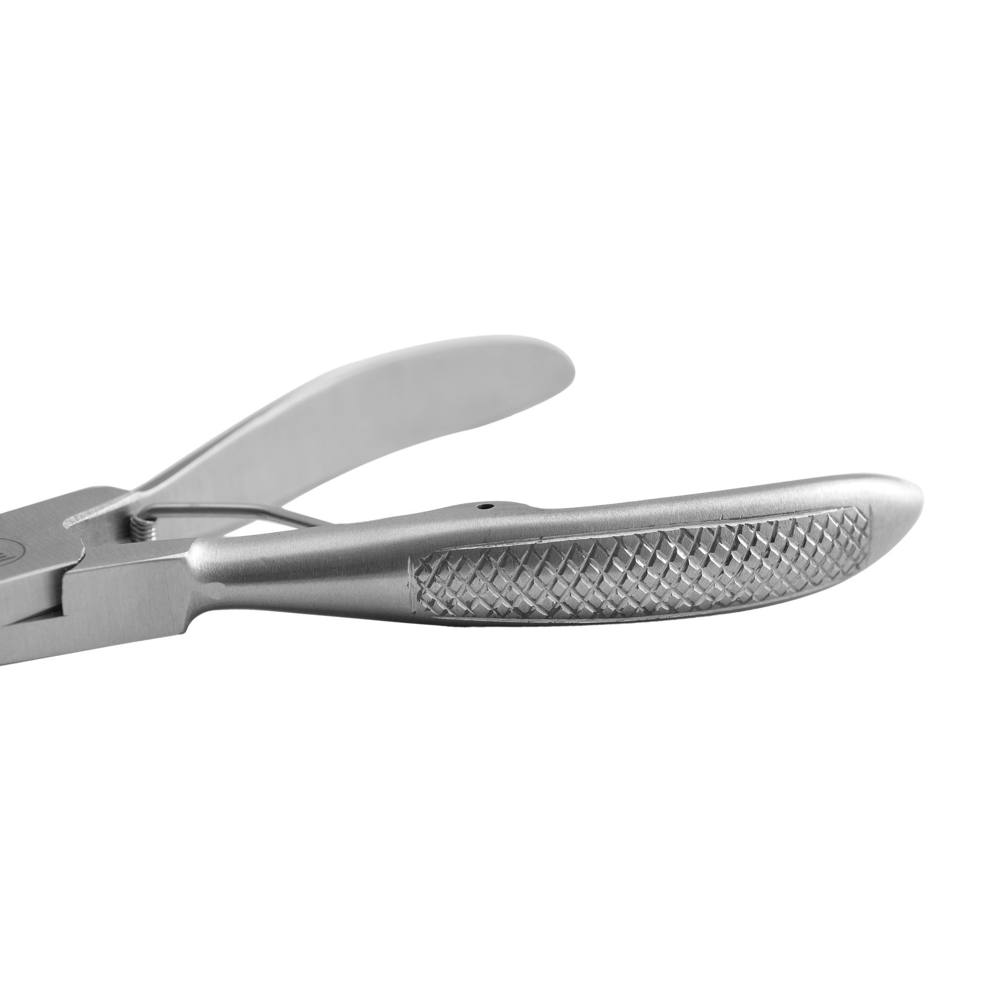 Vue détaillée de la pince à ongles de pied. Poignée incurvée avec moletage. Surface métallique. Gros plan.
