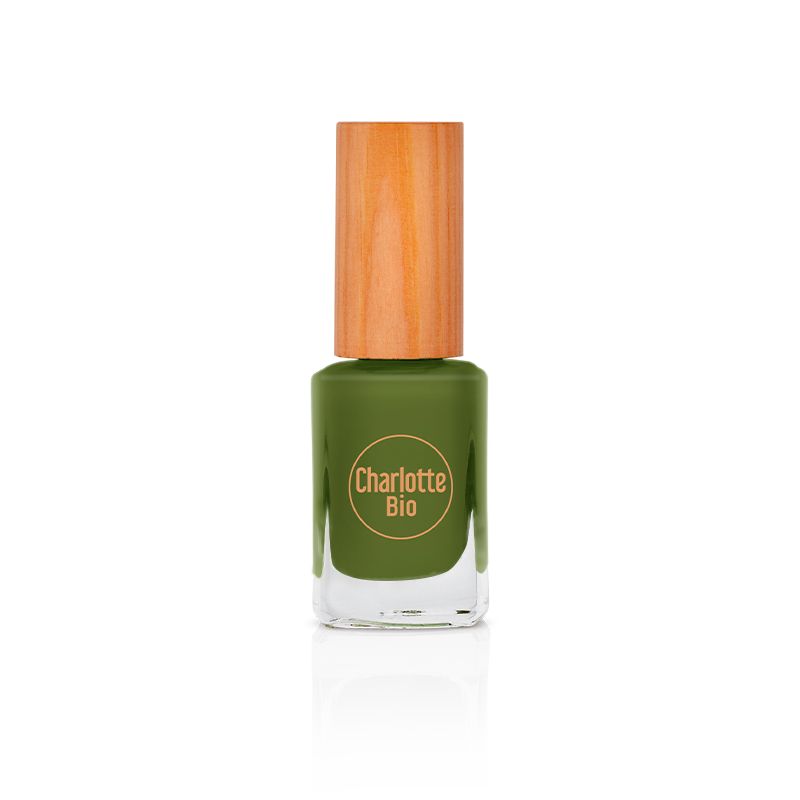 Flacon de vernis à ongles vert avec bouchon en bois. Le flacon porte la mention "Charlotte Bio".