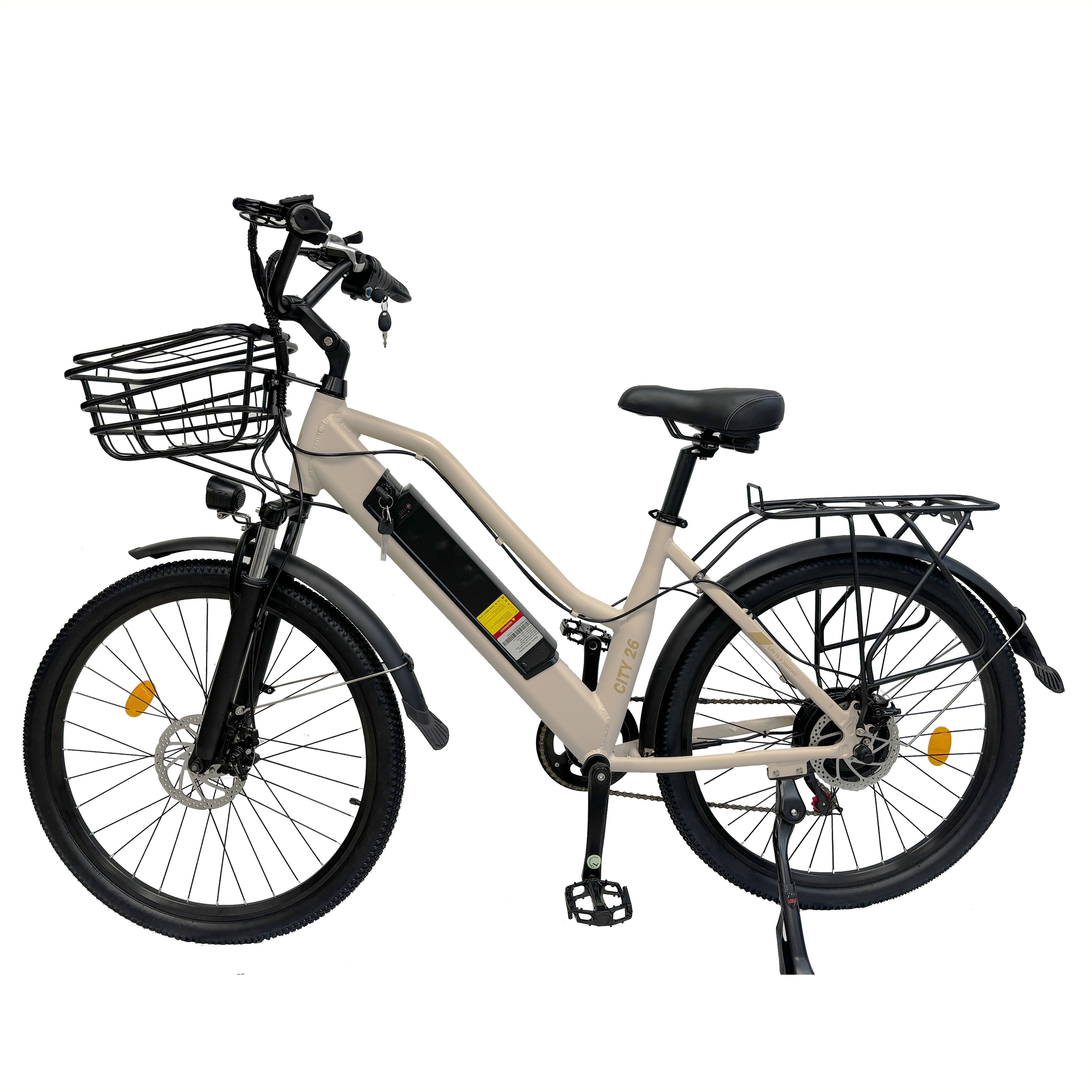 Vélo électrique beige avec panier noir, garde-boue et porte-bagages. Pneus et selle noirs. Avertissement batterie jaune.