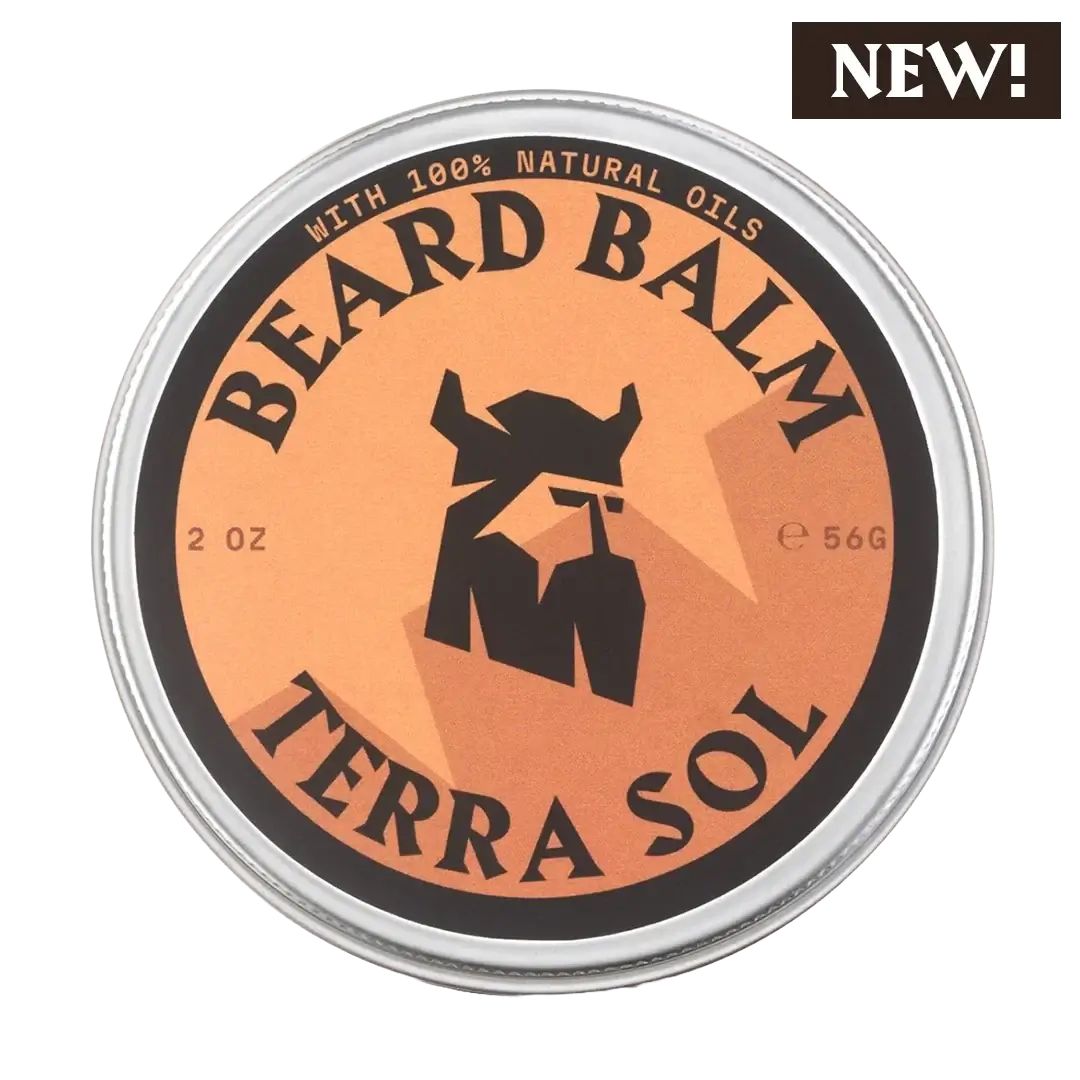 Boîte ronde de baume à barbe. Inscription : BEARD BALM, TERRA SOL. Contient 100% d'huiles naturelles. Avec logo et étiquette "NEW!".