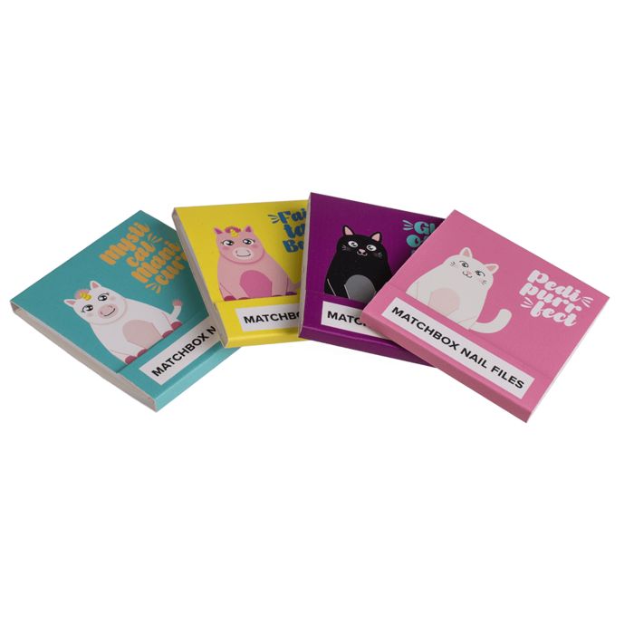 Vier doosjes met nagelvijlen. Elk doosje toont een kattenmotief en het opschrift MATCHBOX NAIL FILES.