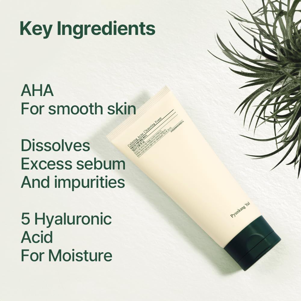 Tube de mousse nettoyante et texte: AHA, pour une peau lisse, dissout l'excès de sébum, 5 acide hyaluronique pour l'hydratation.