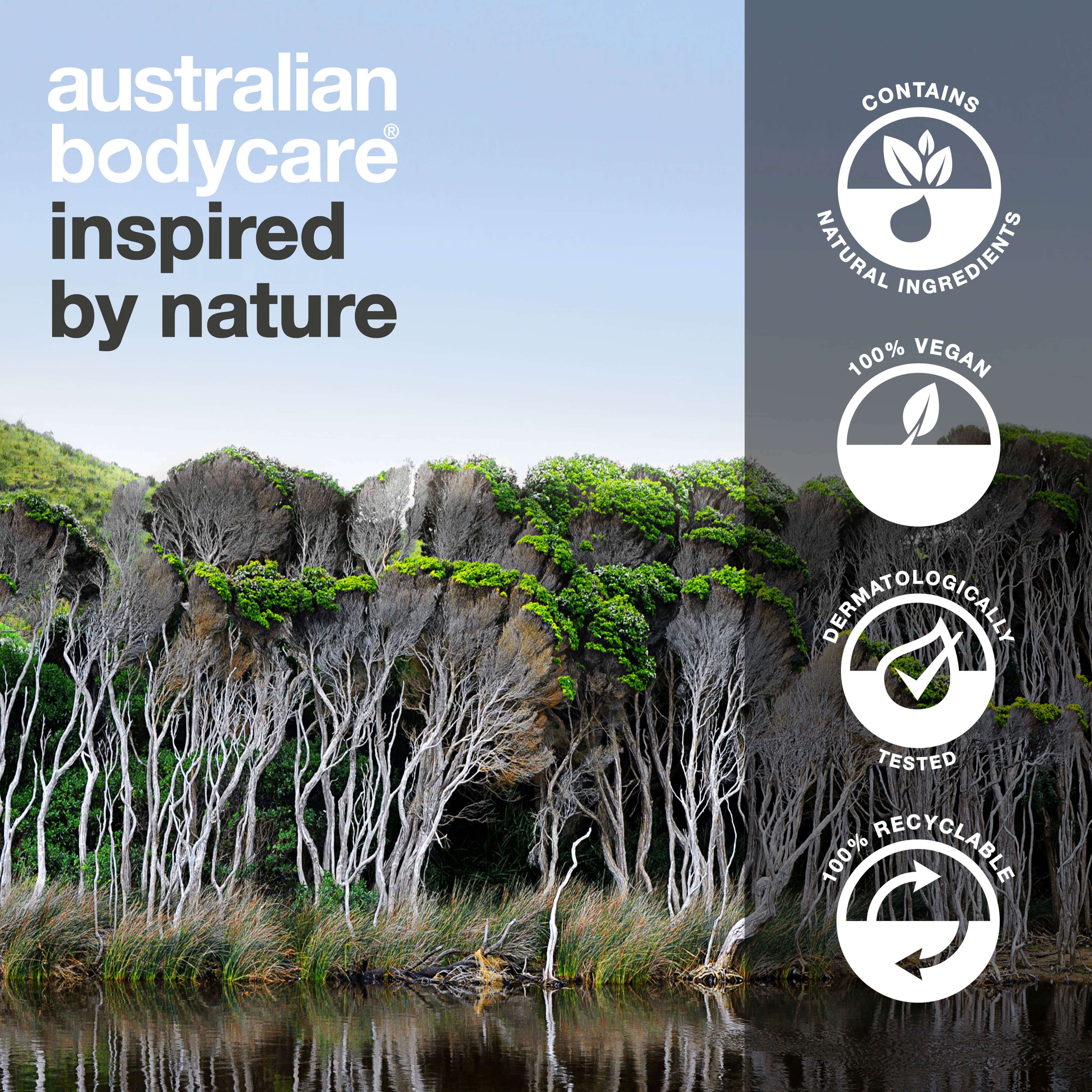 Landschap met bomen en water. Logo's: Bevat natuurlijke ingrediënten, 100% vegan, dermatologisch getest, 100% recyclebaar. Merk: Australian Bodycare.