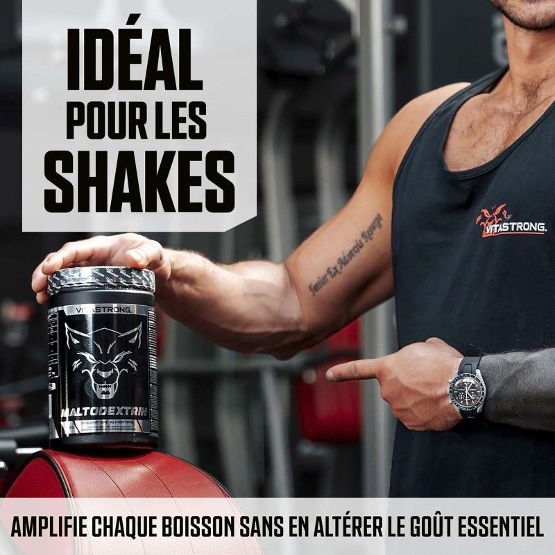 Pot maltodextrine naast fitnessapparatuur. Zwarte pot met wit logo.