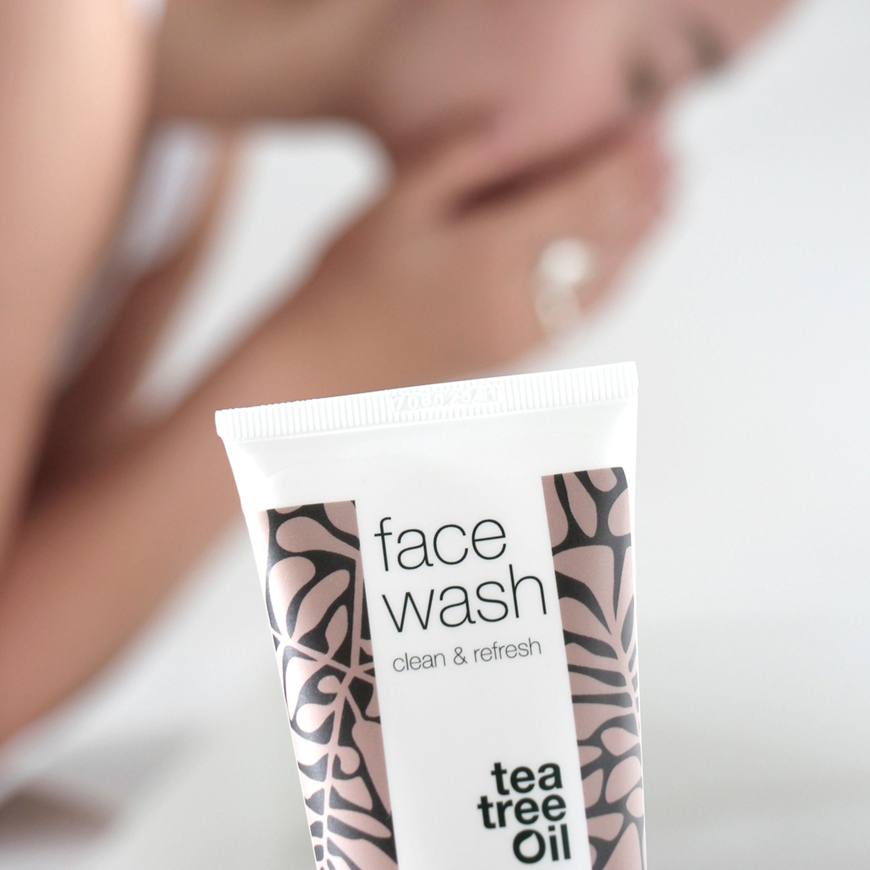 Tube de nettoyant visage. Inscription : face wash, cleanse & refresh. Marque : Australian Bodycare.