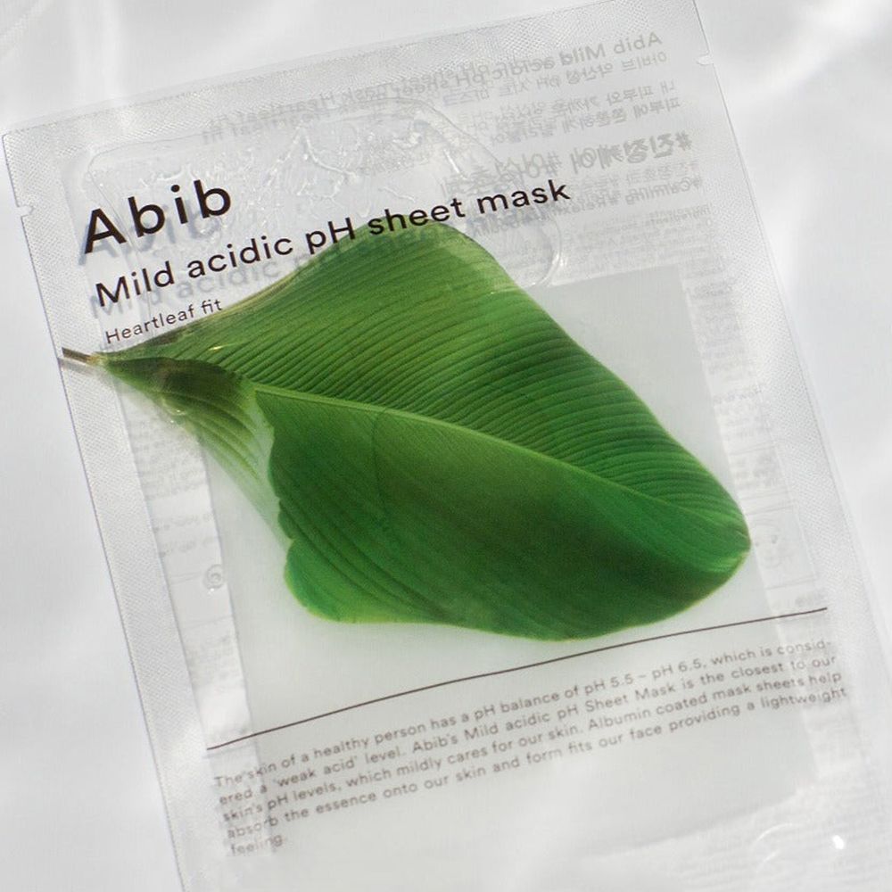 Abib Mild acidic pH sheet mask. Transparante verpakking met groen blad. Tekst: Heartleaf fit. Productinformatie.